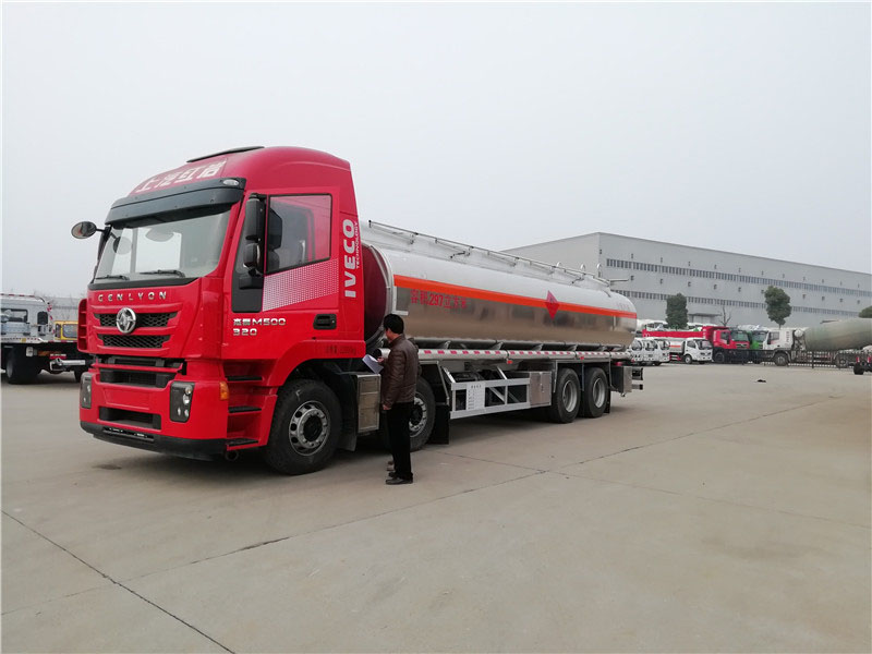 上汽紅巖29.7方前四后八鋁合金運(yùn)油車，20噸運(yùn)油車